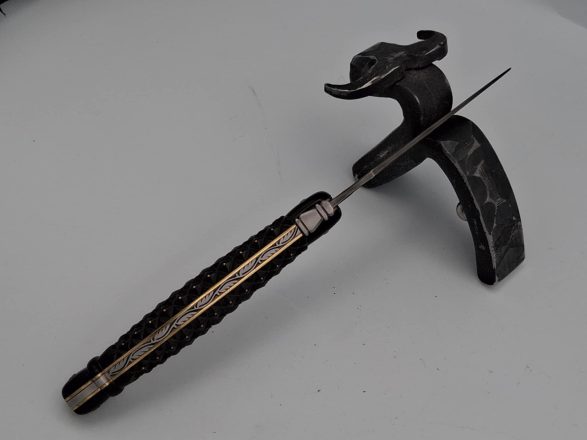 Couteau Laguiole Manche ananas en ébène clouté laiton 13 – Image 4