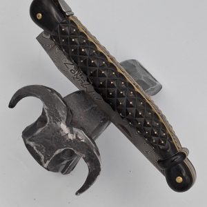 Couteau Laguiole Manche ananas en ébène clouté laiton 13