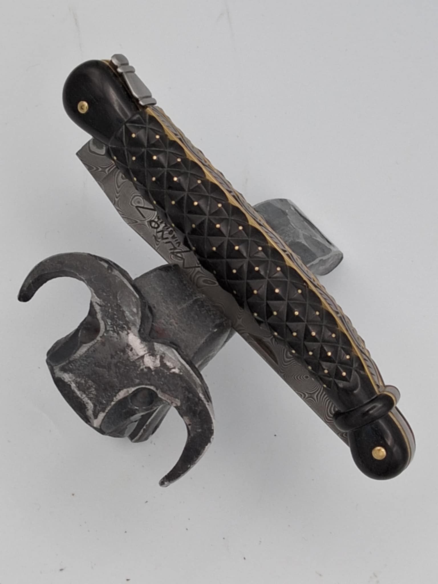 Couteau Laguiole Manche ananas en ébène clouté laiton 13