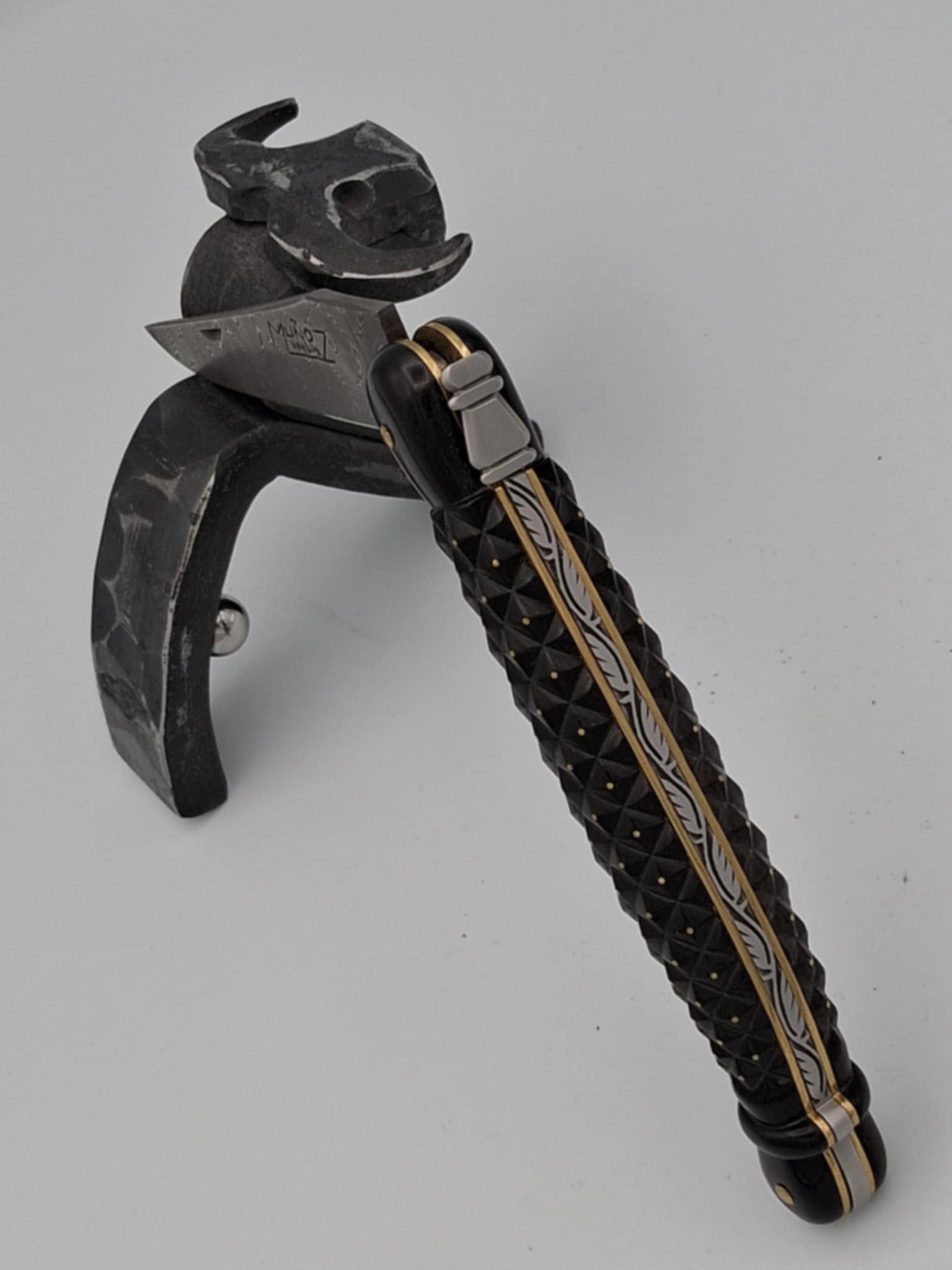 Couteau Laguiole Manche ananas en ébène clouté laiton 13 – Image 2